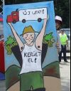 Beh�zn�k a kamionok f�kjeit...