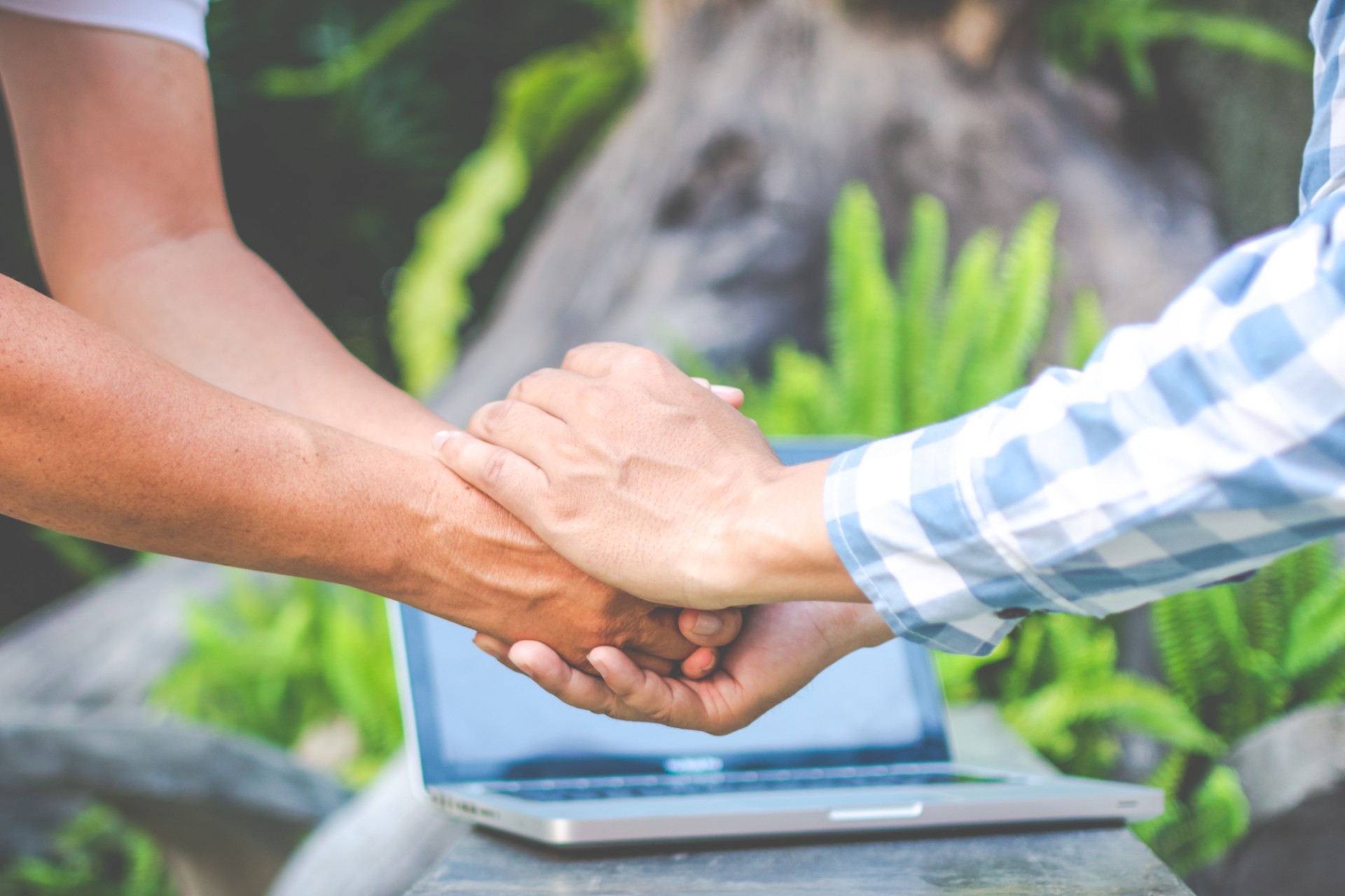 thumbnail_cropped-image-men-shaking-hands-outdoors.jpg