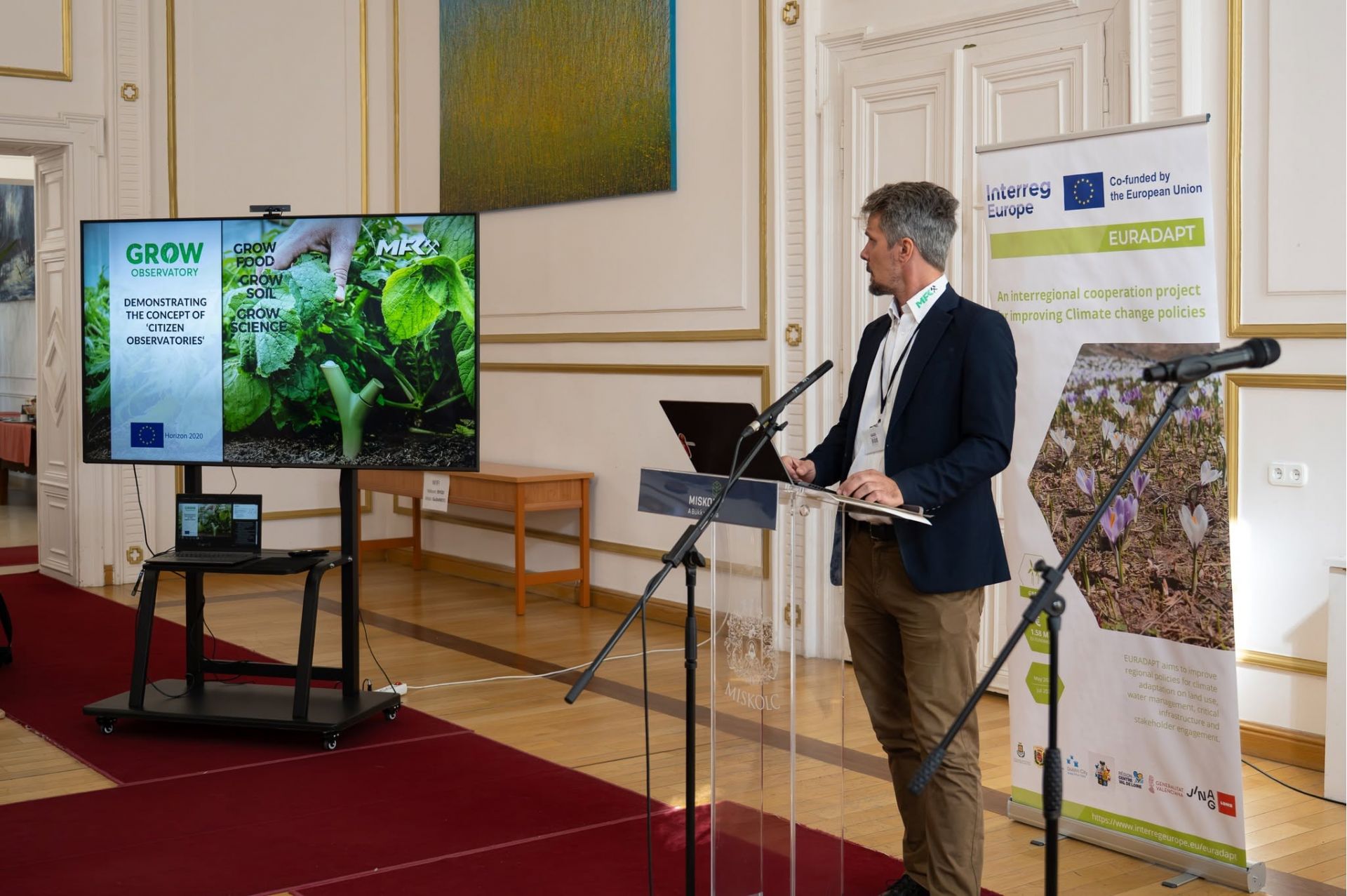 Az EURADAPT nemzetk&ouml;zi projektesem&eacute;nyen dr. Szalontai Lajos, a Miskolci Egyetem Műszaki F&ouml;ld- &eacute;s K&ouml;rnyezettudom&aacute;nyi Kar&aacute;nak d&eacute;k&aacute;nhelyettese az Egyetem kl&iacute;maadapt&aacute;ci&oacute;s megold&aacute;sair&oacute;l tartott előad&aacute;st.
