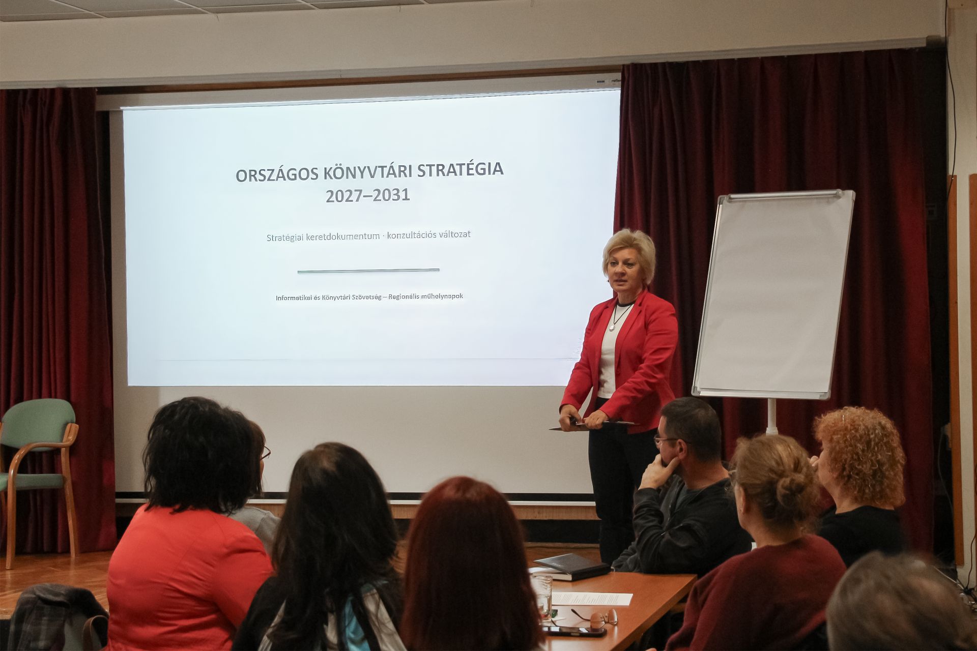 Kov&aacute;csn&eacute; Koreny &Aacute;gnes, a Főv&aacute;rosi Szab&oacute; Ervin K&ouml;nyvt&aacute;r főigazgat&oacute;ja ismertette az Orsz&aacute;gos K&ouml;nyvt&aacute;ri Strat&eacute;gia 2027-2031 konzult&aacute;ci&oacute;s v&aacute;ltozat&aacute;t a miskolci II. R&aacute;k&oacute;czi Ferenc K&ouml;nyvt&aacute;rban.