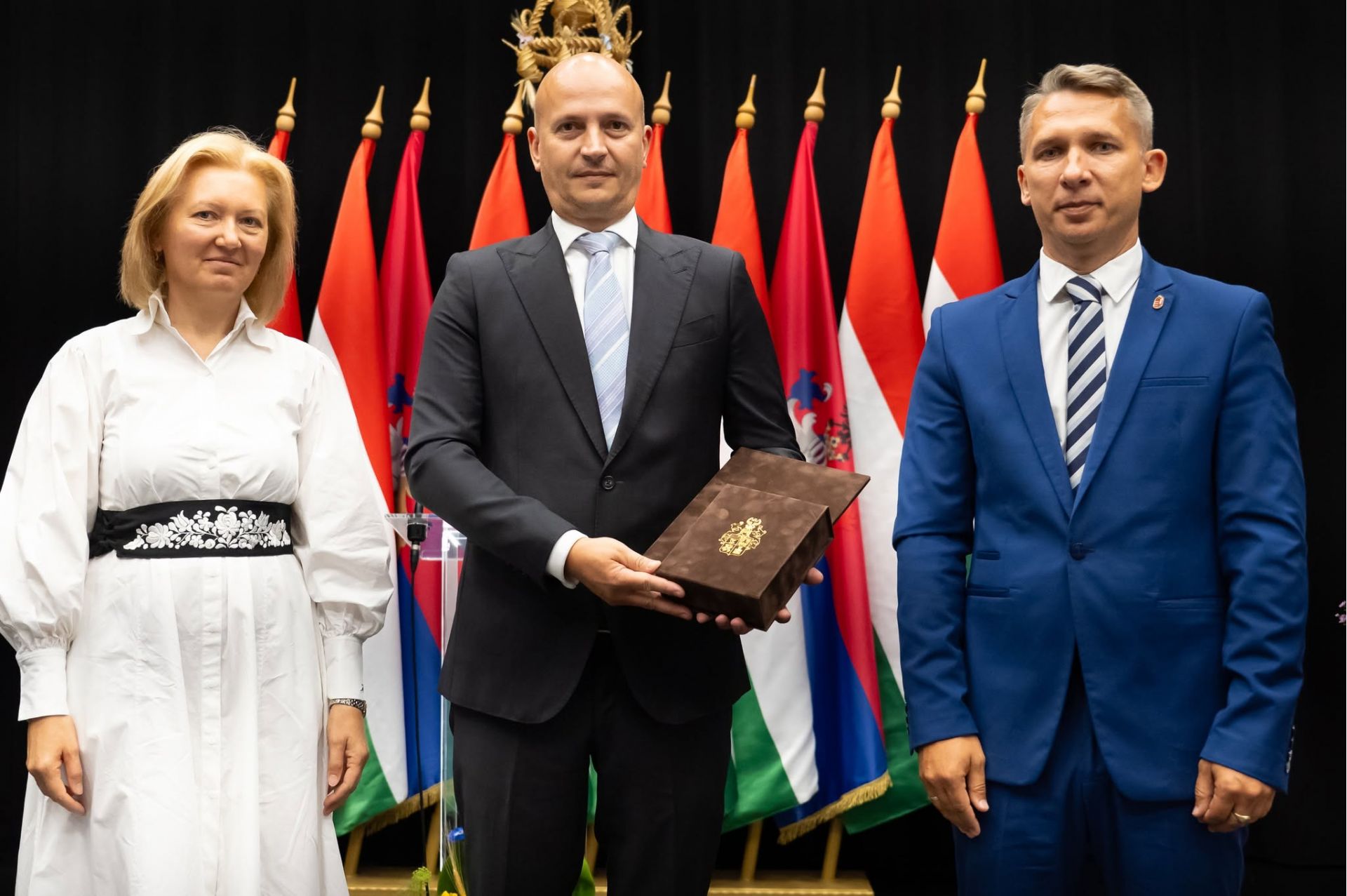 Szepsy István kapta meg idén Borsod-Abaúj-Zemplén vármegye önkormányzatának legrangosabb díját. A Rákóczi-láncot a hagyományokhoz híven, az államalapítás ünnepéhez kapcsolódó ünnepi közgyűlés keretében adták át. A képen balról jobbra: Bánné dr. Gál Boglárka, a vármegyei közgyűlés elnöke, középen ifj. Szepsy István, aki az édesapjának járó díjat átvette, a kép jobb oldalán Szalai Szabolcs, Bükkábrány polgármestere.