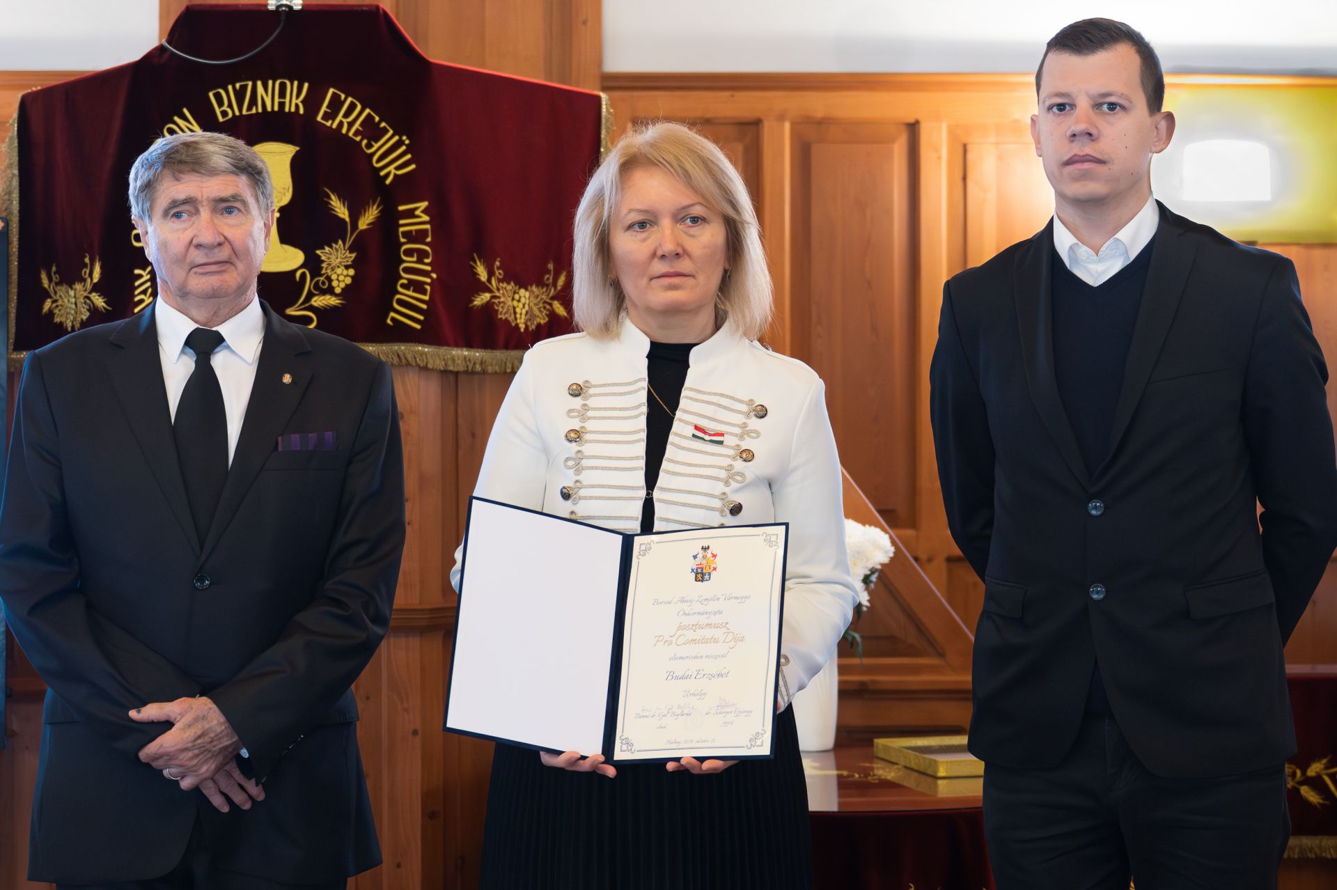 Idén posztumusz Pro Comitatu díjat ítélt oda a megyei közgyűlés Budai Erzsébet néhai képviselő részére. Az elismerést Budai Erzsébet fia, a képen jobb oldalt álló Nagy Ádám vette át. Mellette, középen Bánné Gál Boglárka, a megyei közgyűlés elnöke, a kép bal oldalán Tóth József, Halmaj polgármestere.